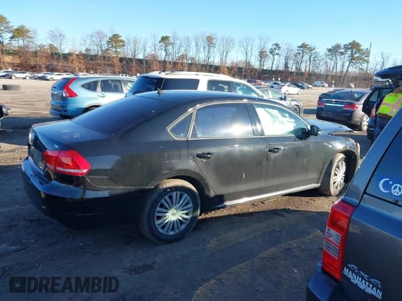 ✅ 2015 Volkswagen Passat S • VIN: 1VWAT7A34FC044696 • Lot: 41578529. Wystawiony na IAAI z przebiegiem 98 856 mil. Bezpłatny archiwum sprzedaży aukcyjnych z USA i szczegółowy raport historii pojazdu na DreamBid. Zdjęcie 13.