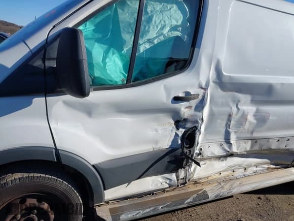 ✅ 2018 Ford Transit • VIN: 1FTYR1ZM6JKA89034 • Lot: 41727541. Wystawiony na IAAI z przebiegiem 219 080 mil. Bezpłatny archiwum sprzedaży aukcyjnych z USA i szczegółowy raport historii pojazdu na DreamBid. Zdjęcie 6.