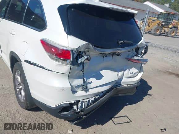 ✅ 2015 Toyota Highlander LE Plus • VIN: 5TDBKRFH0FS200113 • Lot: 43378604. Wystawiony na IAAI z przebiegiem 183 761 mil. Bezpłatny archiwum sprzedaży aukcyjnych z USA i szczegółowy raport historii pojazdu na DreamBid. Zdjęcie 6.