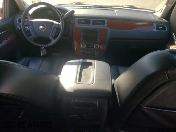 ✅ 2010 Chevrolet Suburban LT • VIN: 1GNUKJE35AR167608 • Lot: 76728464. Wystawiony na Copart z przebiegiem 253 970 mil. Bezpłatny archiwum sprzedaży aukcyjnych z USA i szczegółowy raport historii pojazdu na DreamBid. Zdjęcie 8.