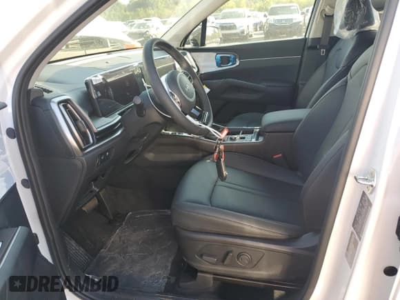 ✅ 2025 Kia Sorento X-Line EX • VIN: 5XYRHDJF8SG393639 • Lot: 81247785. Wystawiony na Copart z przebiegiem 302 mil. Bezpłatny archiwum sprzedaży aukcyjnych z USA i szczegółowy raport historii pojazdu na DreamBid. Zdjęcie 7.