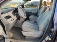 ✅ 2014 Toyota Sienna L • VIN: 5TDZK3DC3ES521452 • Lot: 85360795. Wystawiony na Copart z przebiegiem Nie podano. Bezpłatny archiwum sprzedaży aukcyjnych z USA i szczegółowy raport historii pojazdu na DreamBid. Zdjęcie 7.