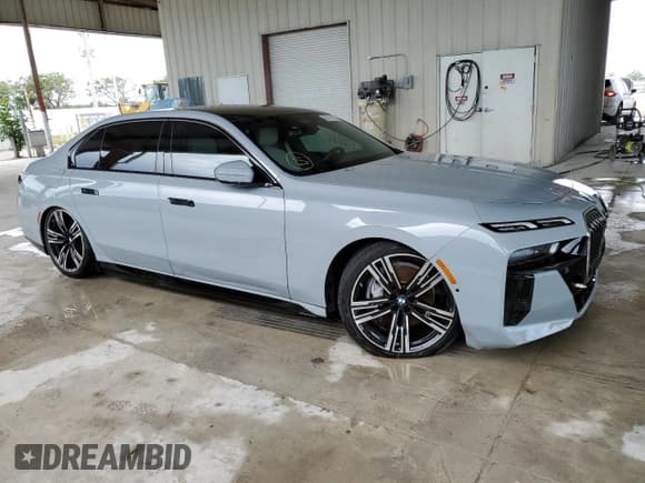 ✅ 2023 BMW i7 xDrive60 • VIN: WBY53EJ04PCM31425 • Лот: 59719113. Опубликован ранее на Copart с пробегом 5 414 миль. Бесплатный доступ к архиву аукционных продаж из США и подробный отчёт об истории автомобиля на DreamBid. Изображение 4.