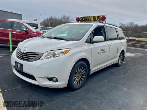 ✅ 2014 Toyota Sienna XLE • VIN: 5TDYK3DC6ES422166 • Lot: 96002275. Wystawiony na Copart z przebiegiem 200 131 mil. Bezpłatny archiwum sprzedaży aukcyjnych z USA i szczegółowy raport historii pojazdu na DreamBid. Zdjęcie 2.