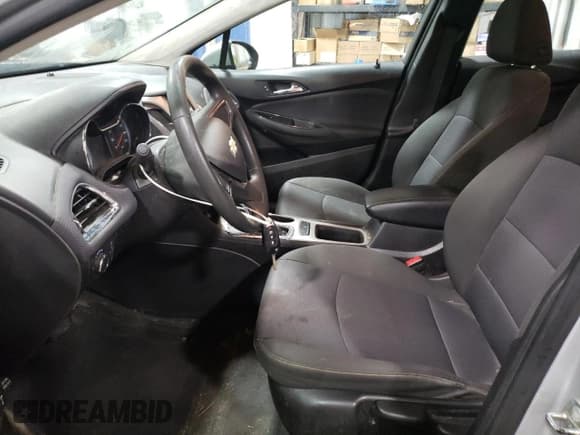 ✅ 2018 Chevrolet Cruze LS • VIN: 1G1BC5SM8J7219223 • Lot: 72304342. Wystawiony na Copart z przebiegiem 92 698 mil. Bezpłatny archiwum sprzedaży aukcyjnych z USA i szczegółowy raport historii pojazdu na DreamBid. Zdjęcie 7.