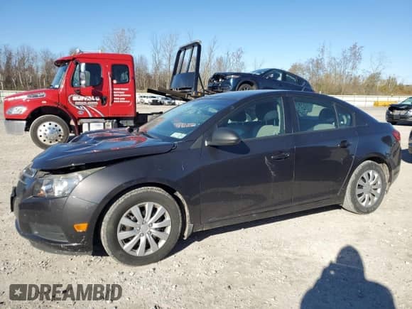 2014 Chevrolet Cruze LS z VIN 1G1PA5SG3E7486930, wystawiony jako Copart lot #90492155 z przebiegiem 96 457 mil mil oraz Szkoda całkowita • Salvage title. Historia ofert i sprzedaży dostępna na DreamBid. Obrazek 1.