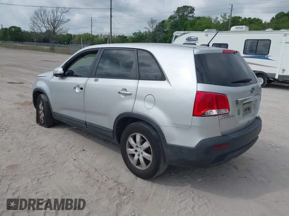 ✅ 2011 Kia Sorento LX • VIN: 5XYKT3A10BG186693 • Lot: 43168944. Wystawiony na IAAI z przebiegiem 293 418 mil. Bezpłatny archiwum sprzedaży aukcyjnych z USA i szczegółowy raport historii pojazdu na DreamBid. Zdjęcie 3.