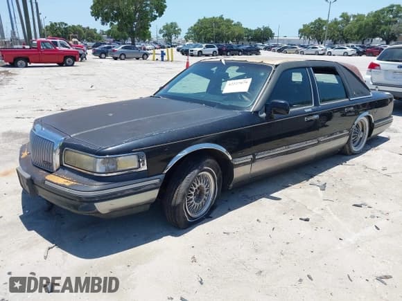 ✅ 1995 Lincoln Town Car Signature • VIN: 1LNLM82W2SY630135 • Lot: 42227079. Wystawiony na IAAI z przebiegiem 67 894 mil. Bezpłatny archiwum sprzedaży aukcyjnych z USA i szczegółowy raport historii pojazdu na DreamBid. Zdjęcie 2.