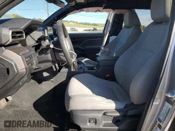 ✅ 2024 Toyota Tacoma SR5 • VIN: 3TMLB5JN6RM069297 • Lot: 90062935. Wystawiony na Copart z przebiegiem 17 926 mil. Bezpłatny archiwum sprzedaży aukcyjnych z USA i szczegółowy raport historii pojazdu na DreamBid. Zdjęcie 7.