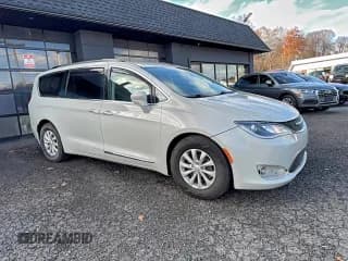 ✅ 2017 Chrysler Pacifica Touring L • VIN: 2C4RC1BG4HR670635 • Лот: 94413005. Опубликован ранее на Copart с пробегом 101 792 миль. Бесплатный доступ к архиву аукционных продаж из США и подробный отчёт об истории автомобиля на DreamBid. Изображение 1.