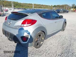 2015 Hyundai Veloster Turbo z VIN KMHTC6AE2FU239676, wystawiony jako IAAI lot #43487366 z przebiegiem 142 579 mil mil oraz . Historia ofert i sprzedaży dostępna na DreamBid. Obrazek 4.