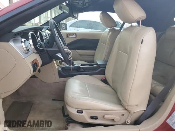 ✅ 2005 Ford Mustang GT Deluxe • VIN: 1ZVHT85H755258045 • Lot: 53802605. Wystawiony na Copart z przebiegiem 121 580 mil. Bezpłatny archiwum sprzedaży aukcyjnych z USA i szczegółowy raport historii pojazdu na DreamBid. Zdjęcie 7.