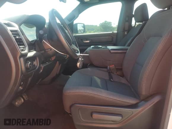 2023 Ram 1500 Tradesman z VIN 1C6SRFCT9PN641644, wystawiony jako Copart lot #64295795 z przebiegiem 20 664 mil mil oraz Szkoda całkowita • Salvage title. Historia ofert i sprzedaży dostępna na DreamBid. Obrazek 7.