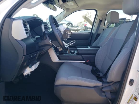 ✅ 2024 Toyota Tundra SR5 • VIN: 5TFLA5DB1RX209450 • Lot: 81627945. Wystawiony na Copart z przebiegiem 9 284 mil. Bezpłatny archiwum sprzedaży aukcyjnych z USA i szczegółowy raport historii pojazdu na DreamBid. Zdjęcie 7.