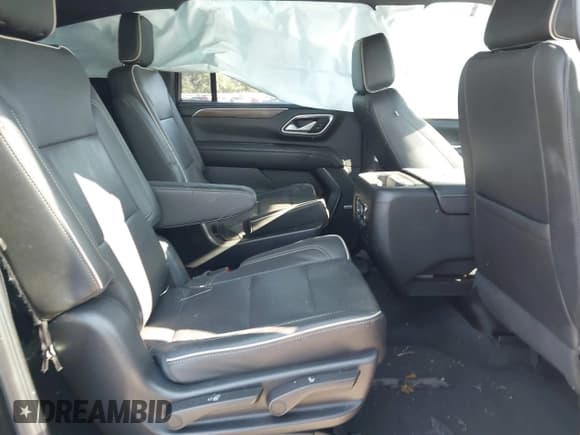 ✅ 2022 Chevrolet Suburban Premier • VIN: 1GNSKFKD3NR142911 • Lot: 42958230. Wystawiony na IAAI z przebiegiem 125 206 mil. Bezpłatny archiwum sprzedaży aukcyjnych z USA i szczegółowy raport historii pojazdu na DreamBid. Zdjęcie 8.