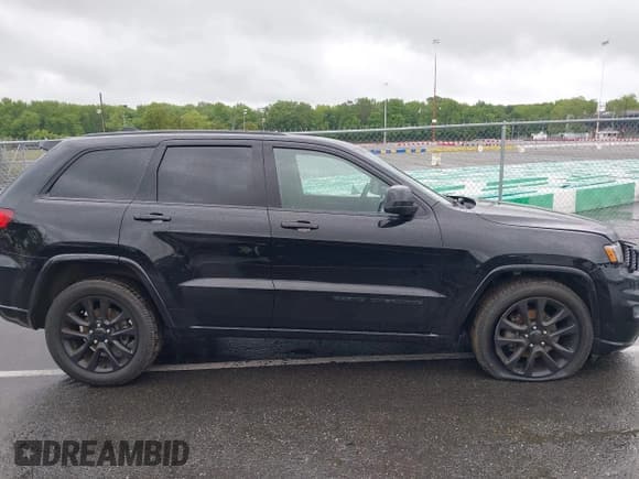 ✅ 2018 Jeep Grand Cherokee Altitude • VIN: 1C4RJEAG1JC430441 • Lot: 42320182. Wystawiony na IAAI z przebiegiem 117 110 mil. Bezpłatny archiwum sprzedaży aukcyjnych z USA i szczegółowy raport historii pojazdu na DreamBid. Zdjęcie 13.