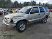 2001 Chevrolet Blazer LT z VIN 1GNDT13W512150486, wystawiony jako Copart lot #84220044 z przebiegiem 152 657 mil mil oraz Czysty tytuł • Clean title. Historia ofert i sprzedaży dostępna na DreamBid. Obrazek 1.
