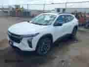 2024 Chevrolet Trax 2RS с VIN KL77LJE2XRC225928, выставлен на аукционе IAAI как лот 43103873 с пробегом 15 252 миль миль и . История ставок и продаж доступна на DreamBid. Изображение 2.