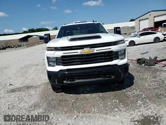 ✅ 2025 Chevrolet Silverado 2500HD Custom • VIN: 2GC4KME72S1133391 • Lot: 59911755. Wystawiony na Copart z przebiegiem 3 522 mil. Bezpłatny archiwum sprzedaży aukcyjnych z USA i szczegółowy raport historii pojazdu na DreamBid. Zdjęcie 13.