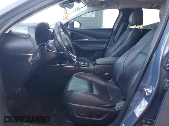 ✅ 2020 Mazda CX-30 Premium • VIN: 3MVDMAEMXLM122033 • Lot: 81964355. Wystawiony na Copart z przebiegiem 54 508 mil. Bezpłatny archiwum sprzedaży aukcyjnych z USA i szczegółowy raport historii pojazdu na DreamBid. Zdjęcie 7.