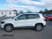 ✅ 2017 Volkswagen Tiguan S • VIN: WVGBV7AX7HK000183 • Lot: 43803104. Wystawiony na IAAI z przebiegiem 94 265 mil. Bezpłatny archiwum sprzedaży aukcyjnych z USA i szczegółowy raport historii pojazdu na DreamBid. Zdjęcie 14.