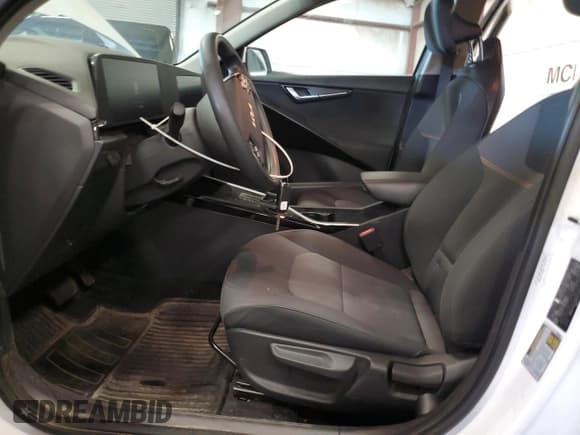 ✅ 2024 Kia Niro LX • VIN: KNDCP3LE2R5127947 • Lot: 62635175. Wystawiony na Copart z przebiegiem 18 399 mil. Bezpłatny archiwum sprzedaży aukcyjnych z USA i szczegółowy raport historii pojazdu na DreamBid. Zdjęcie 7.