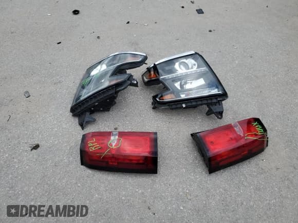 ✅ 2018 Chevrolet Suburban LT • VIN: 1GNSCHKC4JR308752 • Лот: 72677044. Опубликован ранее на Copart с пробегом 80 086 миль. Бесплатный доступ к архиву аукционных продаж из США и подробный отчёт об истории автомобиля на DreamBid. Изображение 13.