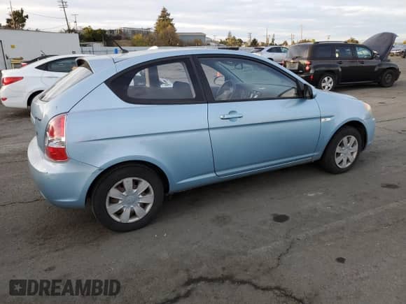 2007 Hyundai Accent GS z VIN KMHCM36C17U051588, wystawiony jako Copart lot #81412584 z przebiegiem 217 625 mil mil oraz Czysty tytuł • Clean title. Historia ofert i sprzedaży dostępna na DreamBid. Obrazek 3.