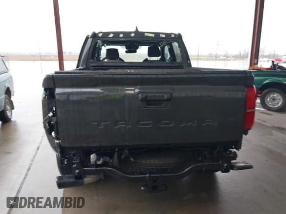 ✅ 2024 Toyota Tacoma SR5 • VIN: 3TMKB5FN8RM014421 • Lot: 41546765. Wystawiony na IAAI z przebiegiem 1 009 mil. Bezpłatny archiwum sprzedaży aukcyjnych z USA i szczegółowy raport historii pojazdu na DreamBid. Zdjęcie 16.