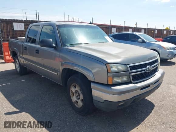 2006 Chevrolet Silverado 1500 LT1 z VIN 2GCEK13Z961269076, wystawiony jako IAAI lot #42697230 z przebiegiem 283 980 mil mil oraz . Historia ofert i sprzedaży dostępna na DreamBid. Obrazek 1.