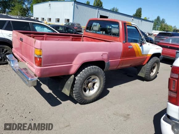 ✅ 1987 Toyota Pickup • VIN: JT4RN63B0H0105187 • Lot: 66365665. Wystawiony na Copart z przebiegiem 228 517 mil. Bezpłatny archiwum sprzedaży aukcyjnych z USA i szczegółowy raport historii pojazdu na DreamBid. Zdjęcie 3.