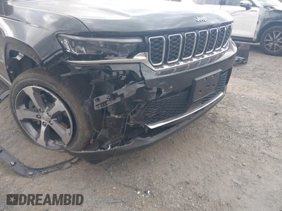 ✅ 2024 Jeep Grand Cherokee • VIN: 1C4RJYB66RC711542 • Lot: 43503819. Listed on IAAI with 18,823 mi. Free auction sales archive from the USA and detailed vehicle history report at DreamBid. Image 6.