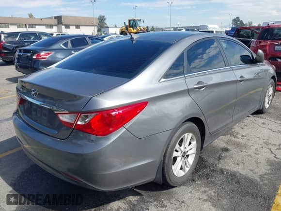 2013 Hyundai Sonata GLS z VIN 5NPEB4AC0DH624440, wystawiony jako IAAI lot #43495618 z przebiegiem 75 970 mil mil oraz . Historia ofert i sprzedaży dostępna na DreamBid. Obrazek 4.