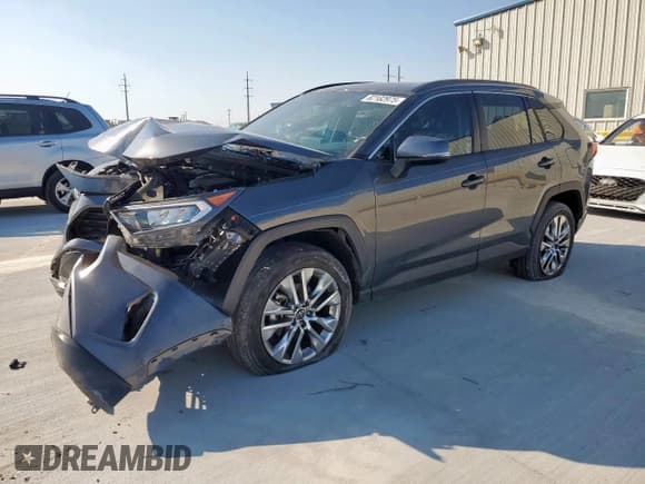 ✅ 2021 Toyota RAV4 XLE Premium • VIN: 2T3C1RFV0MC096149 • Лот: 82182975. Опубликован ранее на Copart с пробегом 35 564 миль. Бесплатный доступ к архиву аукционных продаж из США и подробный отчёт об истории автомобиля на DreamBid. Изображение 1.