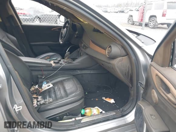 ✅ 2017 Alfa Romeo Giulia Ti • VIN: ZARFAEEN3H7550200 • Lot: 41902045. Listed on IAAI with Not provided. Free auction sales archive from the USA and detailed vehicle history report at DreamBid. Image 5.