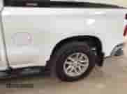 2019 Chevrolet Silverado 1500 LT z VIN 1GCRYDED0KZ371516, wystawiony jako IAAI lot #42480027 z przebiegiem 74 678 mil mil oraz . Historia ofert i sprzedaży dostępna na DreamBid. Obrazek 1.