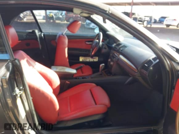 ✅ 2008 BMW 1 Series 128i • VIN: WBAUN13538VH80185 • Lot: 41381953. Wystawiony na IAAI z przebiegiem Nie podano. Bezpłatny archiwum sprzedaży aukcyjnych z USA i szczegółowy raport historii pojazdu na DreamBid. Zdjęcie 5.