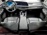 ✅ 2024 Cadillac XT4 FWD Premium Luxury • VIN: 1GYFZCR41RF214779 • Lot: 94327855. Wystawiony na Copart z przebiegiem 36 377 mil. Bezpłatny archiwum sprzedaży aukcyjnych z USA i szczegółowy raport historii pojazdu na DreamBid. Zdjęcie 8.