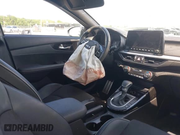 ✅ 2023 Kia Forte GT-Line • VIN: 3KPF54AD9PE575980 • Lot: 42728369. Wystawiony na IAAI z przebiegiem 28 294 mil. Bezpłatny archiwum sprzedaży aukcyjnych z USA i szczegółowy raport historii pojazdu na DreamBid. Zdjęcie 5.