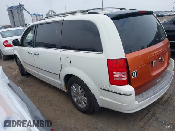 ✅ 2010 Chrysler Town & Country Limited • VIN: 2A4RR7DX8AR456813 • Lot: 42929731. Wystawiony na IAAI z przebiegiem 270 906 mil. Bezpłatny archiwum sprzedaży aukcyjnych z USA i szczegółowy raport historii pojazdu na DreamBid. Zdjęcie 3.