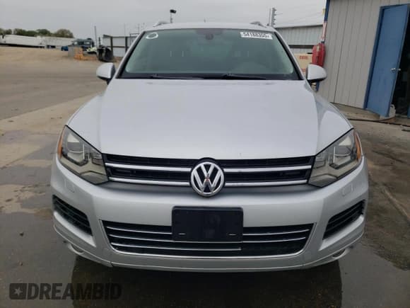 ✅ 2012 Volkswagen Touareg Sport • VIN: WVGFF9BP6CD001833 • Lot: 54188355. Wystawiony na Copart z przebiegiem 126 272 mil. Bezpłatny archiwum sprzedaży aukcyjnych z USA i szczegółowy raport historii pojazdu na DreamBid. Zdjęcie 5.