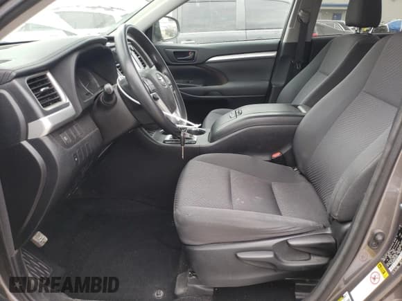 ✅ 2017 Toyota Highlander LE • VIN: 5TDBZRFHXHS452840 • Lot: 81346695. Wystawiony na Copart z przebiegiem 188 344 mil. Bezpłatny archiwum sprzedaży aukcyjnych z USA i szczegółowy raport historii pojazdu na DreamBid. Zdjęcie 7.