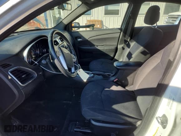 ✅ 2013 Chrysler 200 Touring • VIN: 1C3CCBBG3DN669094 • Lot: 89864665. Wystawiony na Copart z przebiegiem 143 660 mil. Bezpłatny archiwum sprzedaży aukcyjnych z USA i szczegółowy raport historii pojazdu na DreamBid. Zdjęcie 7.