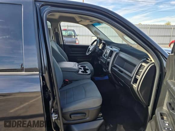 2019 Ram 1500 Express z VIN 1C6RR7FG4KS608001, wystawiony jako Copart lot #49184635 z przebiegiem 53 356 mil mil oraz Szkoda całkowita • Salvage title. Historia ofert i sprzedaży dostępna na DreamBid. Obrazek 5.