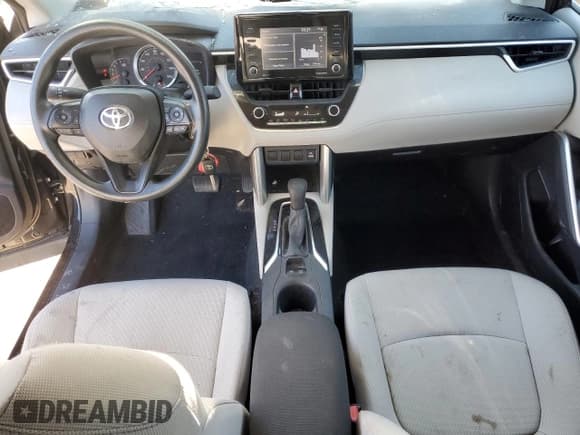 ✅ 2022 Toyota Corolla Cross L • VIN: 7MUAAAAG2NV010672 • Lot: 89888755. Wystawiony na Copart z przebiegiem 52 337 mil. Bezpłatny archiwum sprzedaży aukcyjnych z USA i szczegółowy raport historii pojazdu na DreamBid. Zdjęcie 8.