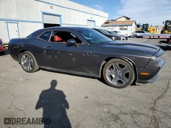 ✅ 2013 Dodge Challenger R/T Plus • VIN: 2C3CDYBT0DH557133 • Lot: 77836934. Wystawiony na Copart z przebiegiem 102 660 mil. Bezpłatny archiwum sprzedaży aukcyjnych z USA i szczegółowy raport historii pojazdu na DreamBid. Zdjęcie 4.