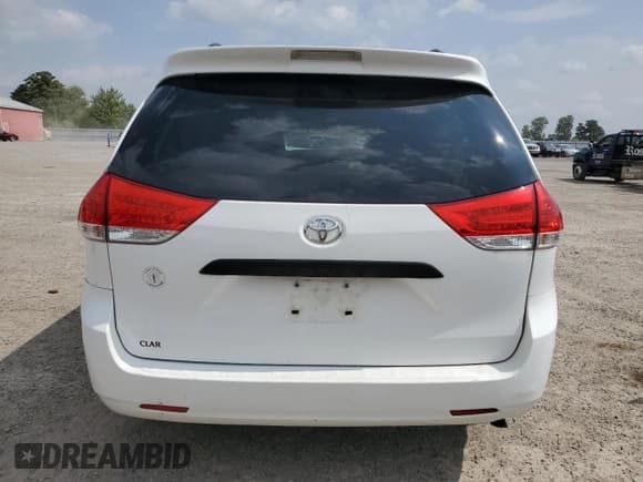 ✅ 2012 Toyota Sienna • VIN: 5TDZK3DC0CS233594 • Lot: 71744685. Wystawiony na Copart z przebiegiem 226 300 mil. Bezpłatny archiwum sprzedaży aukcyjnych z USA i szczegółowy raport historii pojazdu na DreamBid. Zdjęcie 6.
