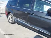 ✅ 2017 Chrysler Pacifica Touring L • VIN: 2C4RC1BG1HR530171 • Lot: 43518165. Wystawiony na IAAI z przebiegiem 106 721 mil. Bezpłatny archiwum sprzedaży aukcyjnych z USA i szczegółowy raport historii pojazdu na DreamBid. Zdjęcie 6.