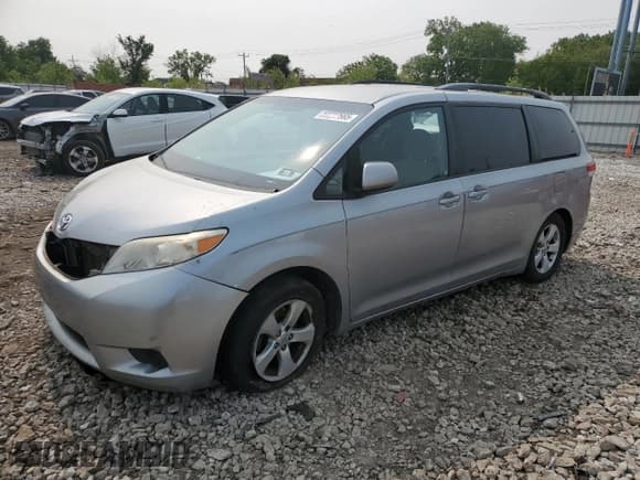 ✅ 2011 Toyota Sienna LE • VIN: 5TDKK3DC5BS123589 • Лот: 59227665. Опубликован ранее на Copart с пробегом 240 431 миль. Бесплатный доступ к архиву аукционных продаж из США и подробный отчёт об истории автомобиля на DreamBid. Изображение 1.