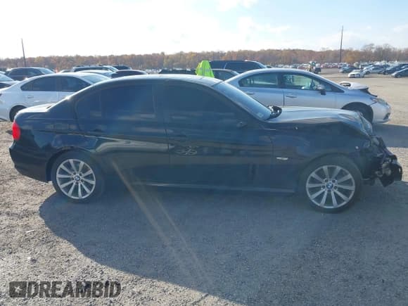 ✅ 2011 BMW 3 Series 328i • VIN: WBAPH5G59BNM75347 • Lot: 43593964. Wystawiony na IAAI z przebiegiem 154 226 mil. Bezpłatny archiwum sprzedaży aukcyjnych z USA i szczegółowy raport historii pojazdu na DreamBid. Zdjęcie 13.